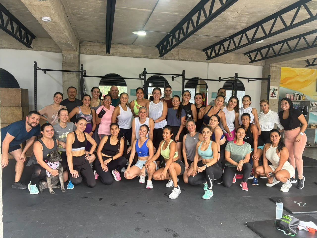 Grupo entrenando dentro del gimnasio